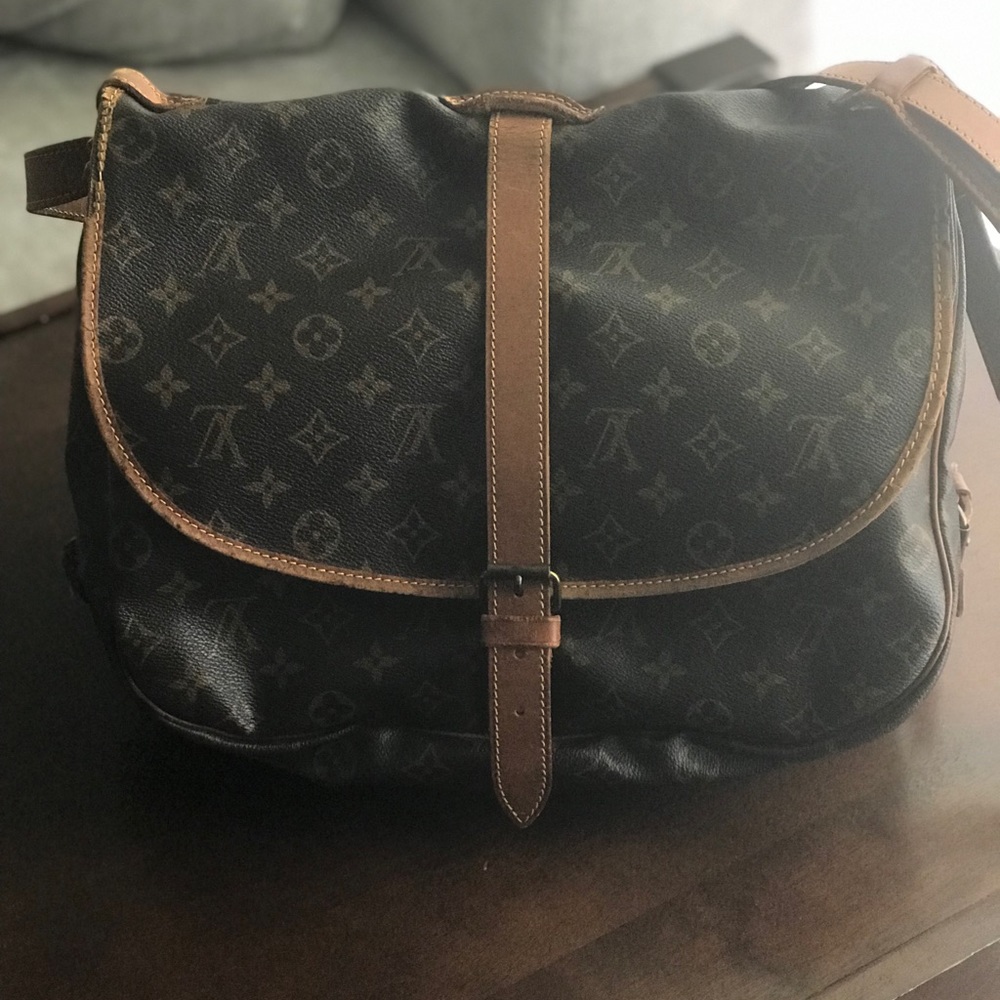 Louis Vuitton Saumur 35 Messenger Bag